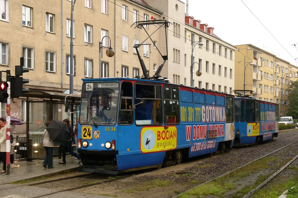 19. September 2011, Polen, Wroclaw/Breslau: Tw 2234 und 2235 des Typs Konstal 105Na auf der Linie 24. 1974–1994 wurde der 105Na von Konstal (heute „Alstom Konstal S. A.“) in Chorzów hergestellt. Er wurde in verschiedenen Varianten modernisiert.