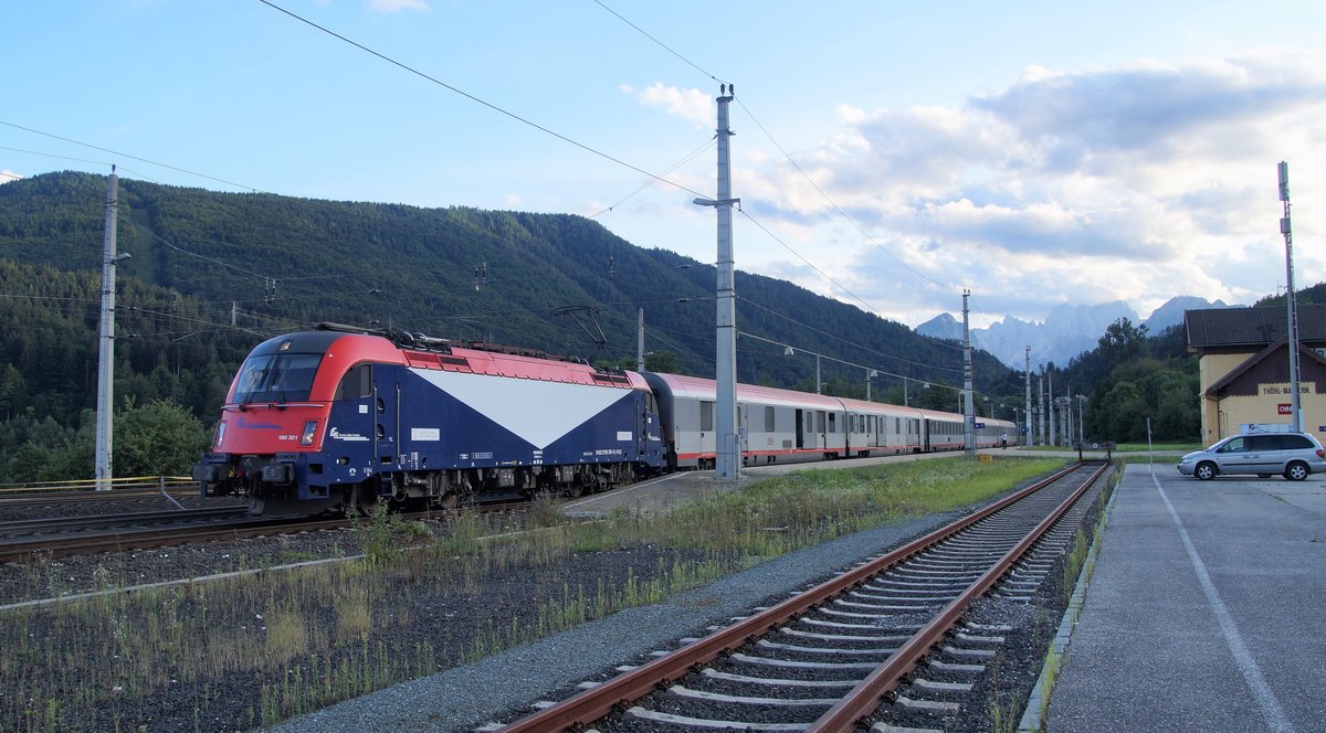 190 301 der FUC mit REX 1822 (Triest-Villach) beim Halt am Haltepunkt Thörl-Maglern.
16.08.2019

EXIF-Daten: SONY SLT-A58, Aufnahmezeit: 2019:08:16 18:56:20, Belichtungsdauer: 1/160, Blende: 63/10, ISO: 100, Brennweite: 200/10, Flash: no