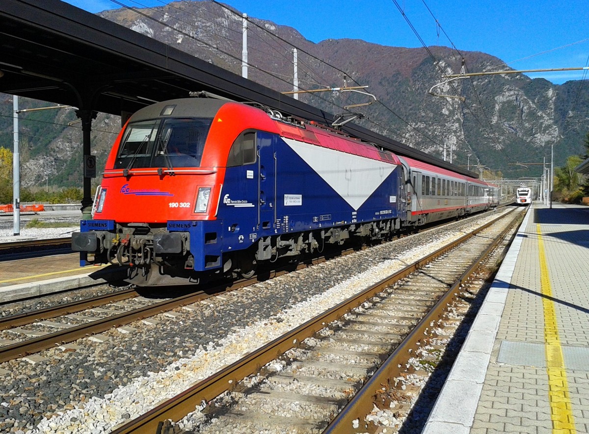 190 302-6 der FUC mit R 1881  MICOTRA  (Villach Hbf - Tarvisio Boscoverde - Udine) am 8.11.2015 beim Halt in Carnia.