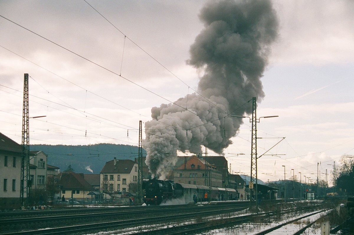 19.02.2006, Lok 52 8195 der Fränkischen Museumseisenbahn gibt ihr Bestes, den grauen Kronacher Himmel an diesem Sonntagmorgen noch mehr zu verfinstern. Sie wird mit ihrem Sonderzug über die Frankenwaldrampe und Saalfeld nach Katzhütte weiterfahren.
