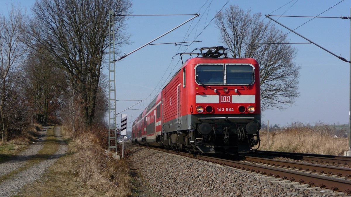 19.03.2015 143 884 mit RE Hof-Dresden bei Lichtentanne.