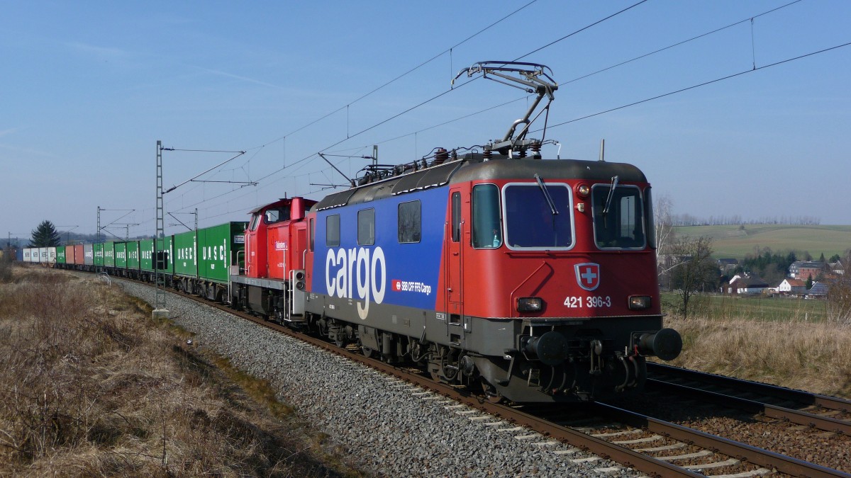 19.03.2015  Heidi  421 396 und 291 037 mit Container nach Glauchau. Hier bei Lichtentanne.