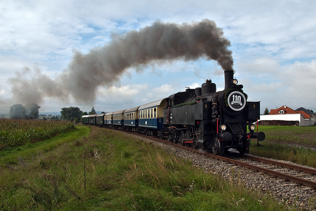 1904 - 2014. 110 Jahre Volldampf zwischen Korneuburg und Ernstbrunn. Zu diesem Anlaß war die BR 93.1420 mit einem Sonderzug von Wien Praterstern nach Ernstbrunn unterwegs. Die Aufnahme entstand am 14.09.2014 kurz vor Rückersdorf-Harmannsdorf.