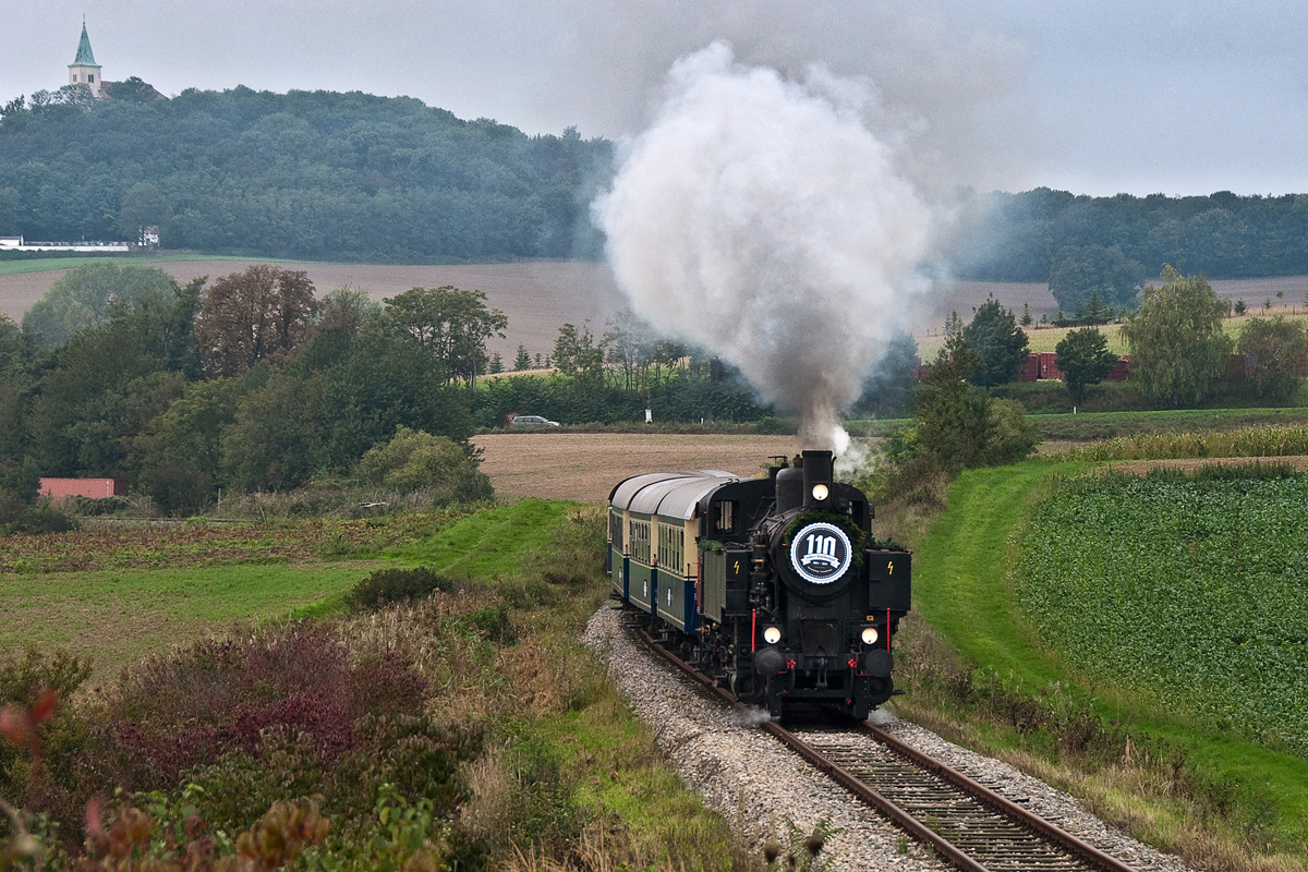 1904 - 2014. 110 Jahre Volldampf zwischen Korneuburg und Ernstbrunn. Zu diesem Anlaß war die BR 93.1420 mit einem Sonderzug von Wien Praterstern nach Ernstbrunn unterwegs. Karnabrunn, am 14.09.2014.