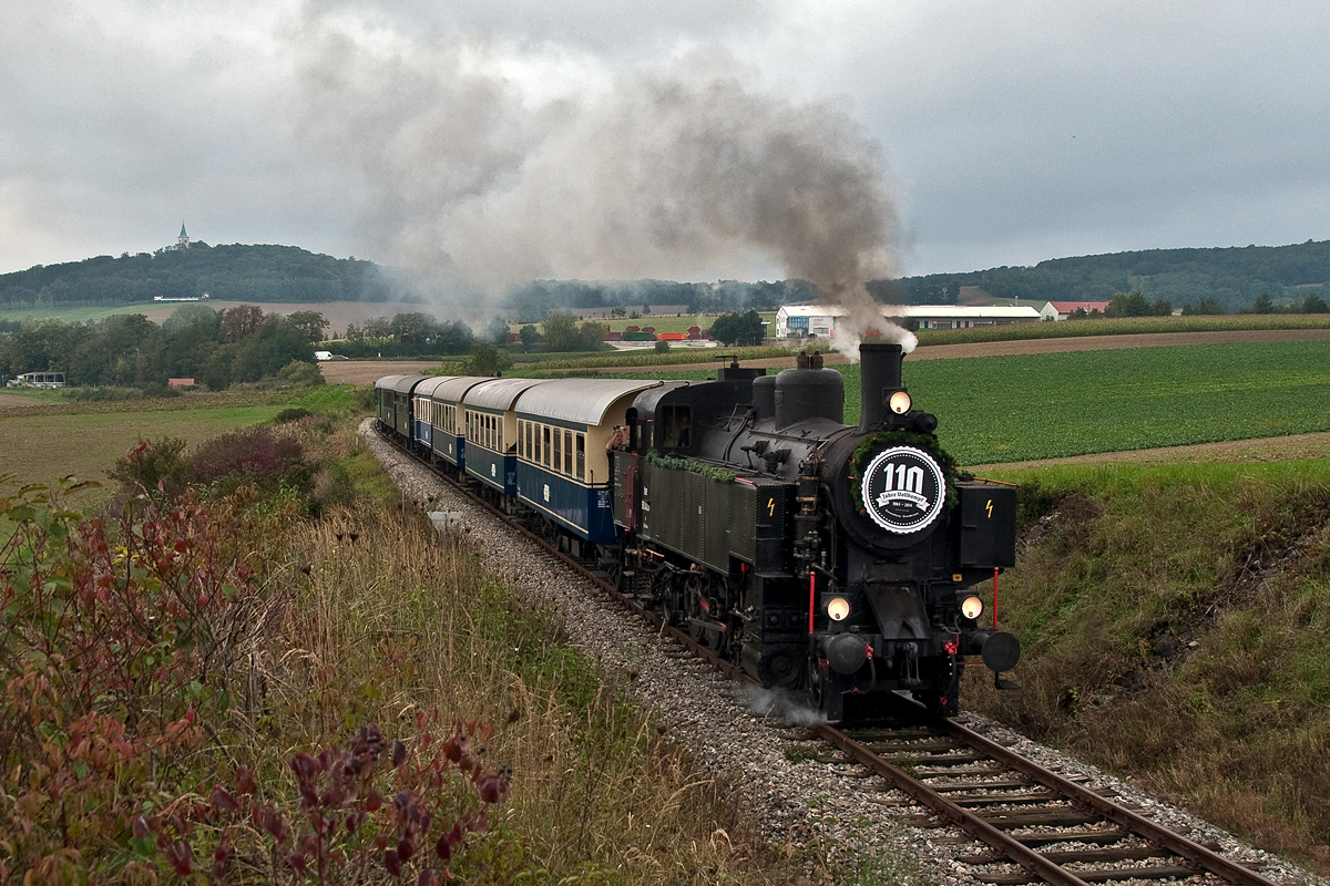 1904 - 2014. 110 Jahre Volldampf zwischen Korneuburg und Ernstbrunn. Zu diesem Anlaß war die BR 93.1420 mit einem Sonderzug von Wien Praterstern nach Ernstbrunn unterwegs. Die Aufnahme enstand am 14.09.2014 kurz nach Karnabrunn.