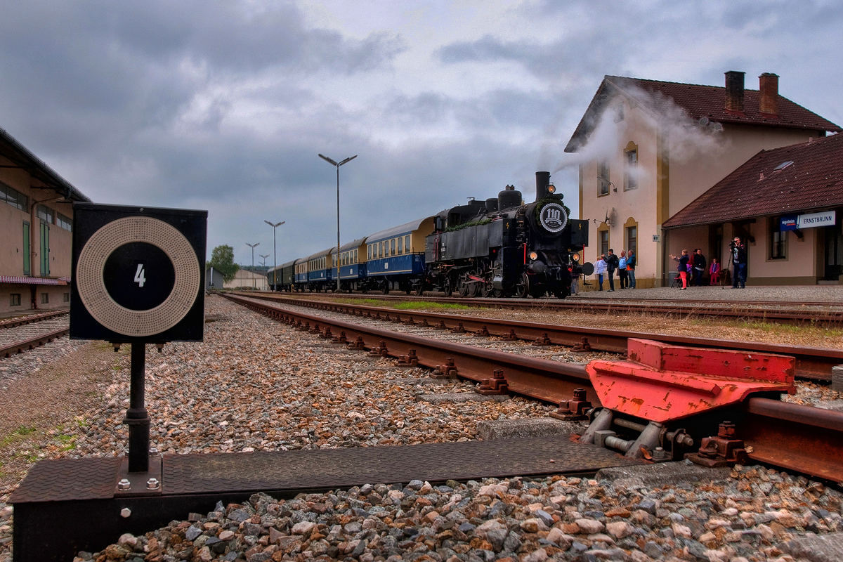 1904 - 2014. 110 Jahre Volldampf zwischen Korneuburg und Ernstbrunn. Die BR 93.1420 ist mit ihrem Sonderzug in Ernstbrunn angekommen. Die Aufnahme entstand am 14.09.2014.