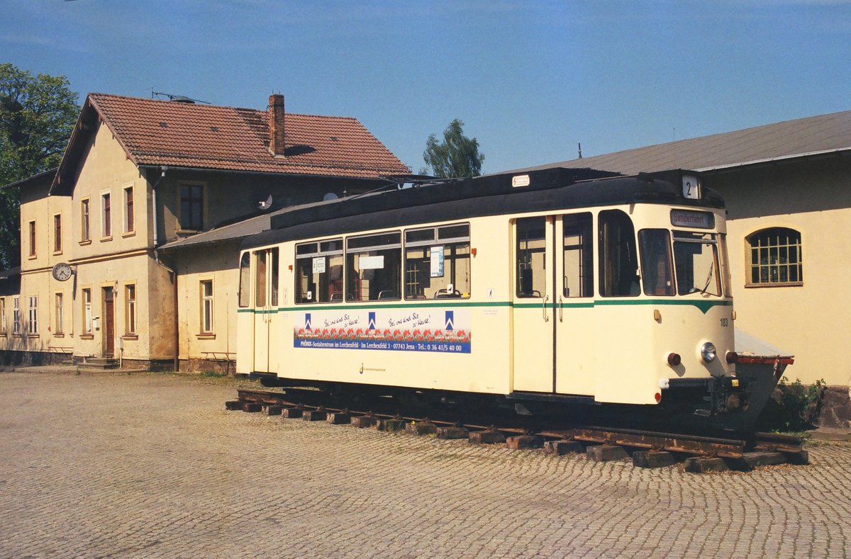 19.04.2007 Bahnhof Radeburg, Tw 103 der Jenaer Straßenbahn - was soll der hier? - Antwort aus dem  Netz :  Ein begeisterter, im Bahnhofsgebäude wohnender Eisenbahnfan wollte eine Fahrzeugsammlung am Endpunkt der Kleinbahn aufbauen. Kurze Zeit später hat er sich verabschiedet. Das Fahrzeug war dann wohl einige Zeit sozusagen herrenlos . Es befindet sich jetzt bei der Kirnitzschtalbahn. 