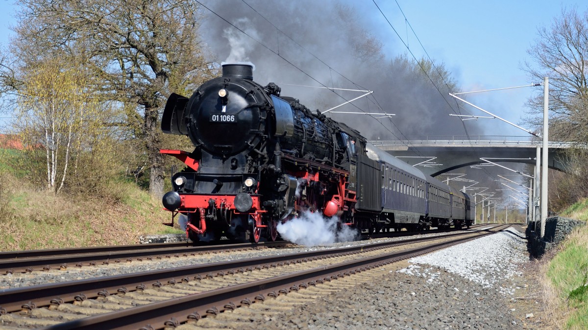 19.04.2015 01 1066 mit Sonderzug Dresden-Stuttgart kurz vor Reichbach/Vogtl.