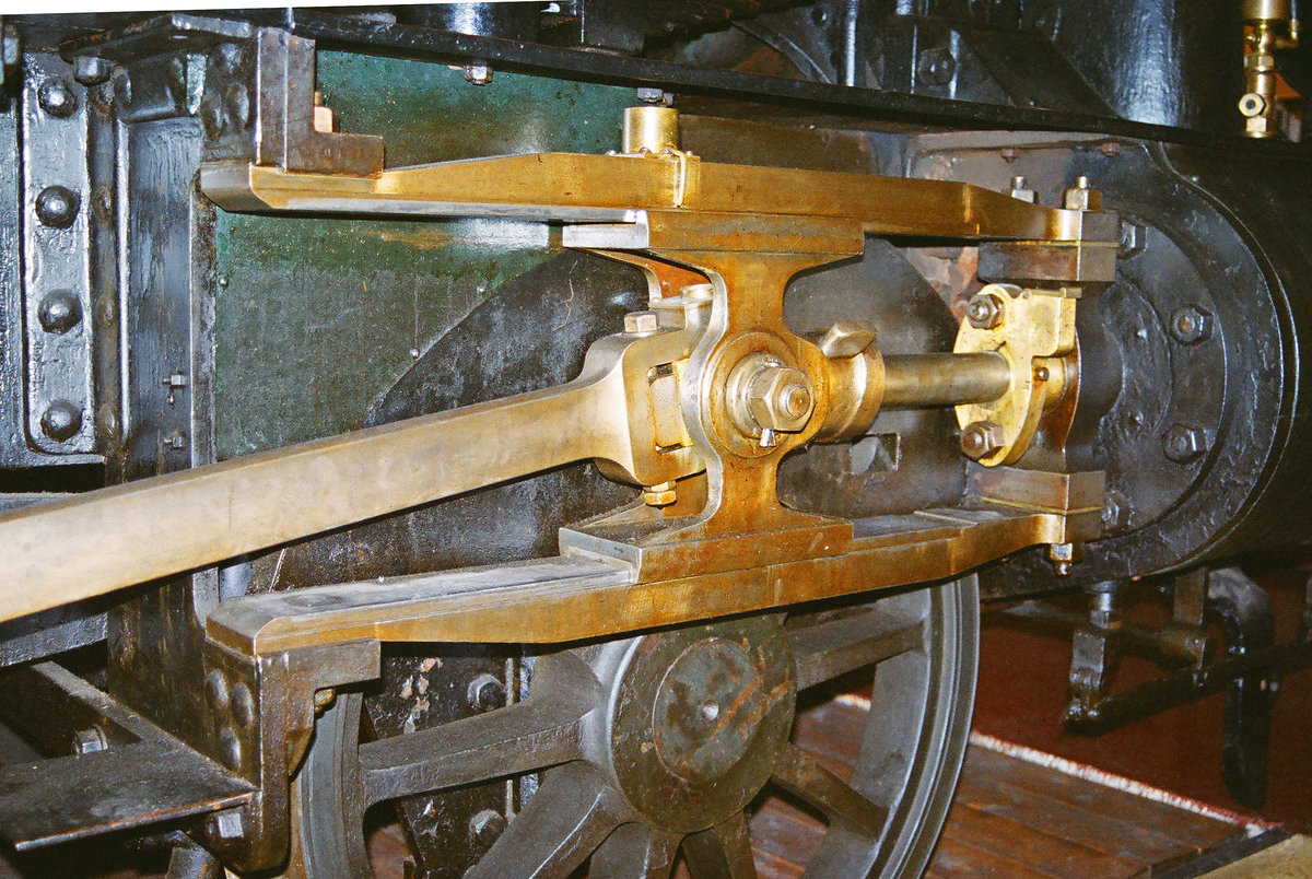 19.05.2007. Schwedisches Eisenbahnmuseum in Gävle. Von den eng aufgestellten Loks ließen sich leider nur Details festhalten. hier der Kreuzkopf der Lok  Breda , SJ C 198, Hergestellt von Borsig Tegel bei Berlin, im Jahre 1875. Herstellungsnummer 3427. Daten unter Svenska-lok.se.