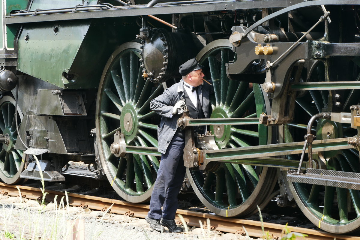 19.05.2018, Aus Anlass der Pfingstdampftage des Dampflokmuseums Neuenmarkt-Wirsberg besuchte heute die Nördlinger S3.6 Oberfranken. Der Sonderzug ist vor der Fahrt über die Schiefe Ebene auf das Ausfahrgleis gerollt - viel Zeit, die 100 Jahre alte bayerische Lok zu kontrollieren und zu betrachten.