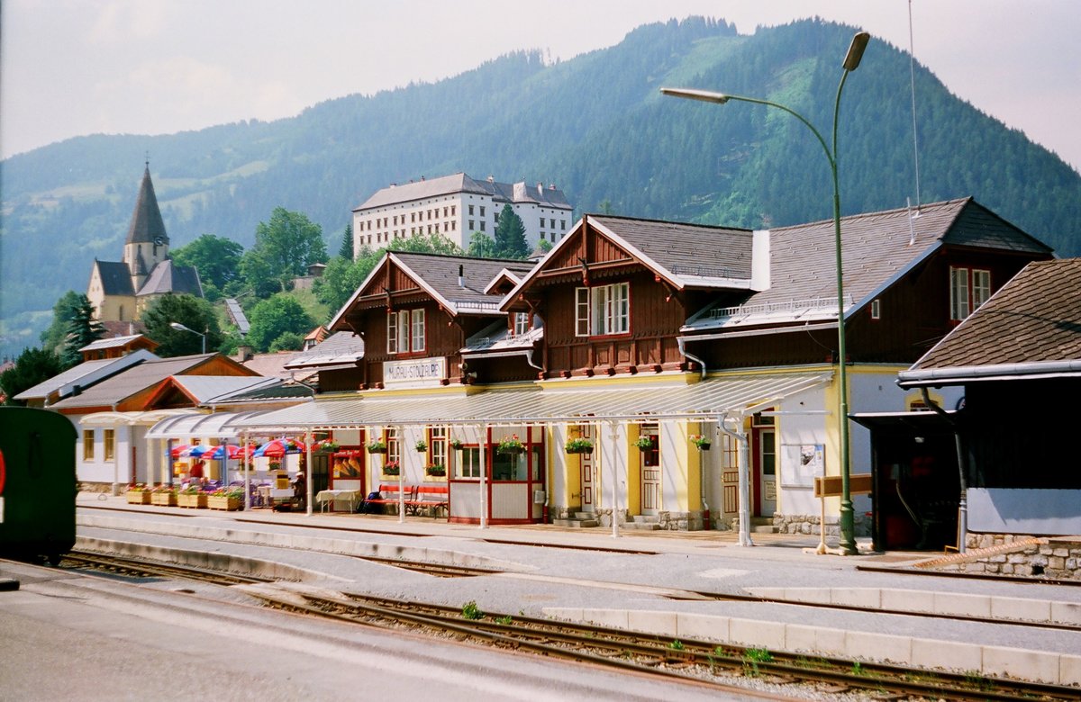 19.06.1994, Murtalbahn, Bahnhof Murau-Stolzalpe. Von der Bahnseite hat er etwas vom  Weißes Rössel am Wolfgangsee - Ambiente.