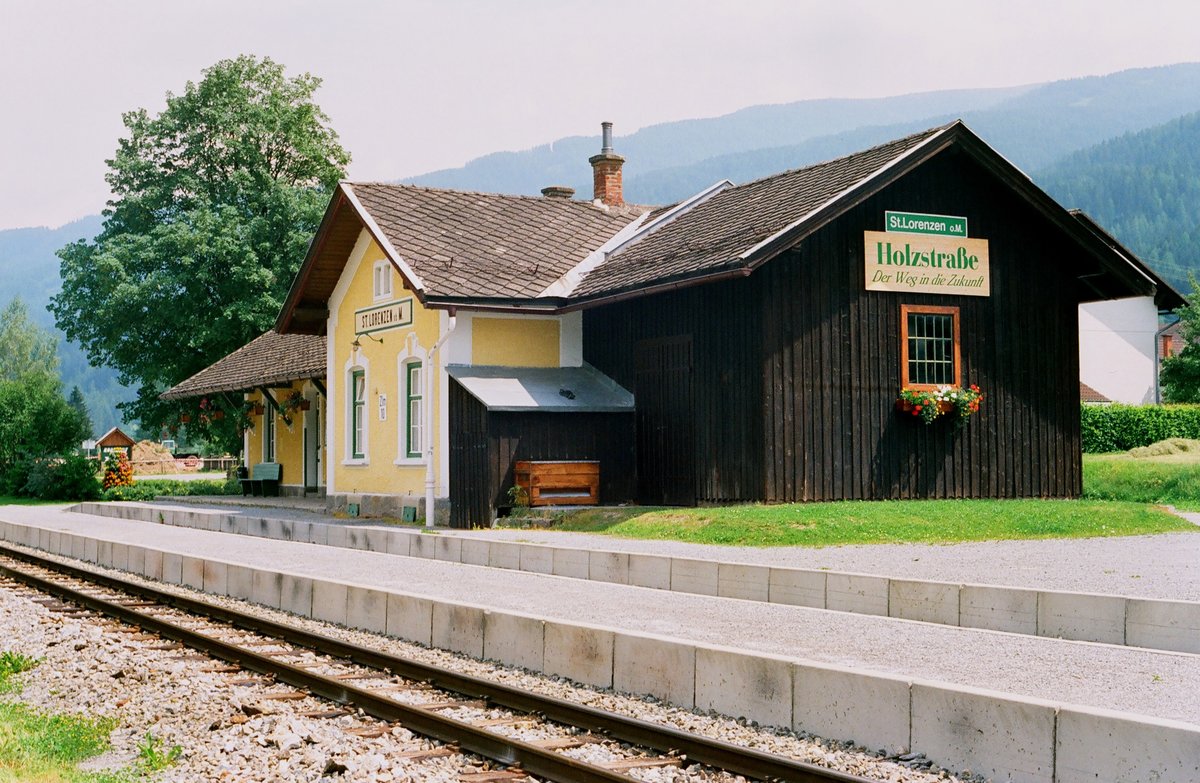 19.06.1994, Österreich,	Murtalbahn, Bahnhof  St.Lorenzen mit einem bewundernswerten Bahnsteig. Ist schon mal jemand über die zweite Kante gestolpert?
