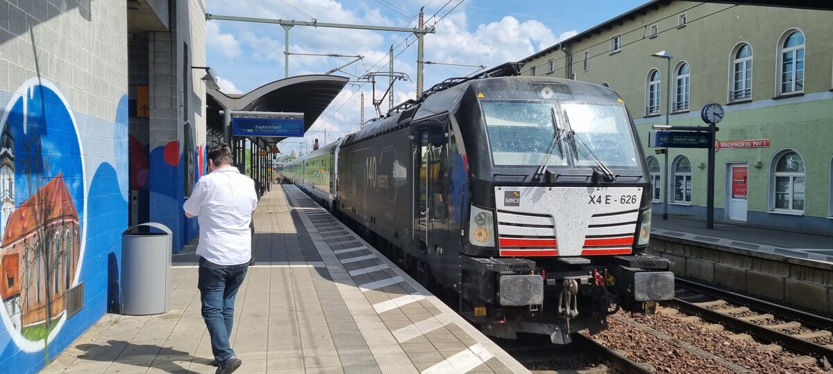 19.06.2022 durchfährt der Eurocity den Bahnhof Fürstenwalde/Spree. Bespannt mit BR 193 der Fa. MRCE