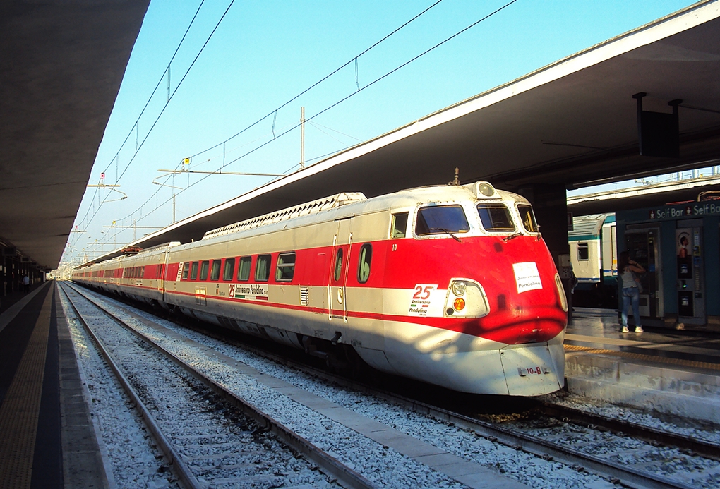 19.07.2014, Bahnhof Napoli Centrale. Das klassische Pendolino ETR 450 mit Sonderlackierung  25° Anniversario Pendolino ETR 450 .