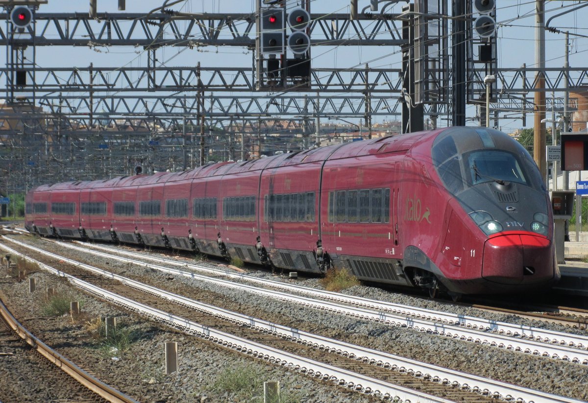 19.07.2017 15:49 ETR AGV 575 11 der Privatbahn NTV von Venezia Santa Lucia nach Napoli Centrale bei der Einfahrt in den Bahnhof Roma Tiburtina. 