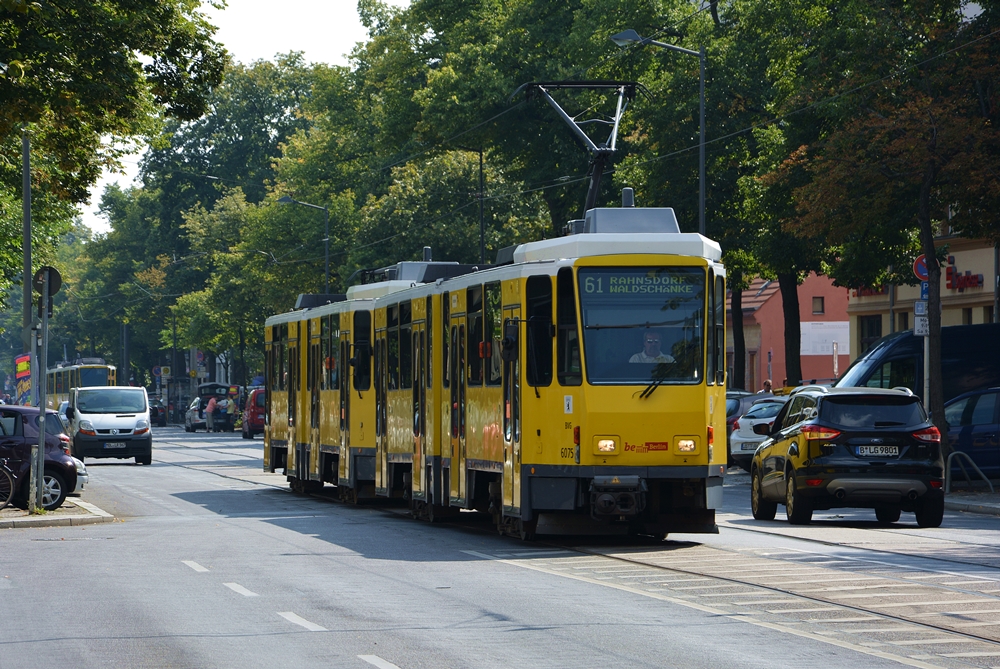 19.08.2015, Berlin, Bölschestraße. KT4DM-Doppeltratkion erreicht die Haltestelle S Friedrichshagen.