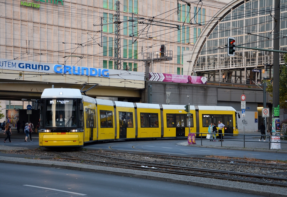 19.08.2015, Berlin, Karl-Liebknecht-Straße x Gontardstraße. Bombardier Flexity Berlin ZRL #9033 auf der Linie M4 verlässt Alexanderplatz.