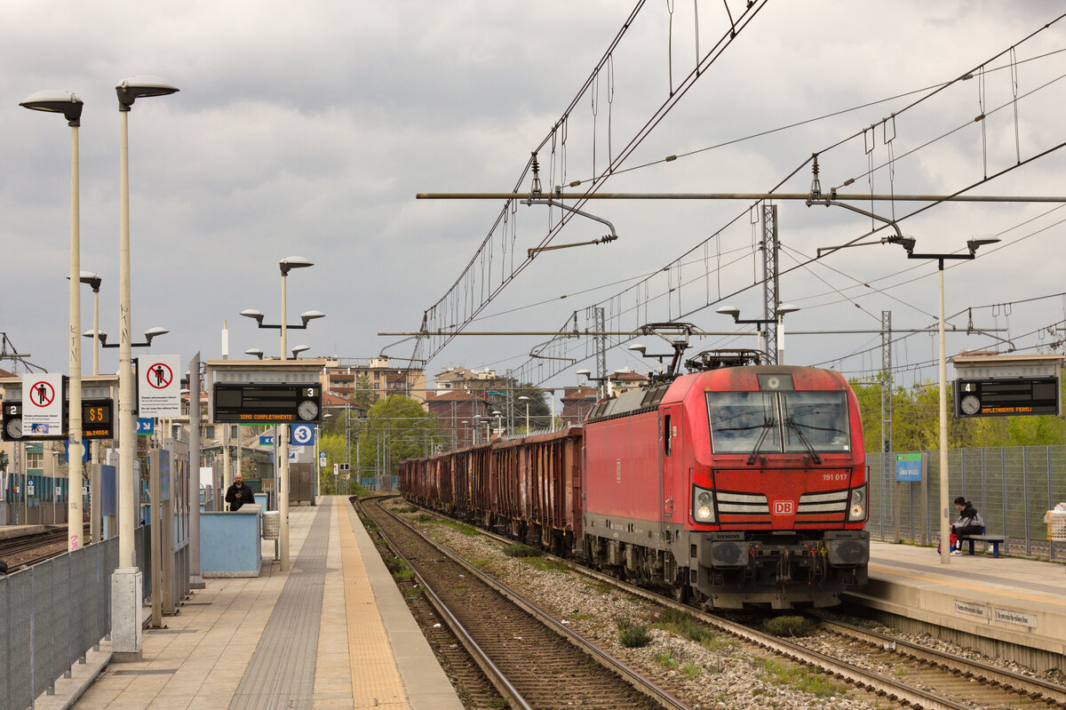 191 017 mit Eaos-Ganzzug am 30.03.2023 im Bahnhof Milano Floriani. 