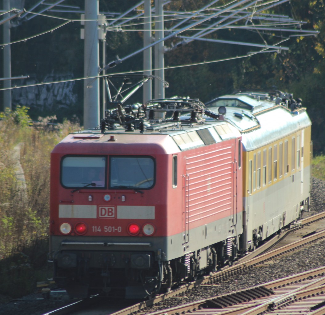 19.10.13 / 114 501-0 schiebt einen Messzug in Richtung Markkleeberg (b. Leipzig) / hier kurz nach der Ausfahrt in Leipzig-Plagwitz