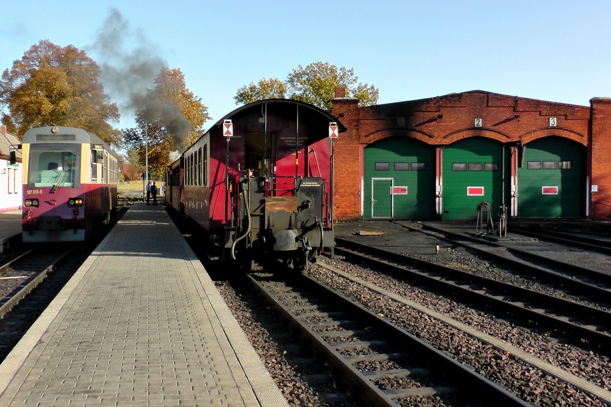 19.10.2012 , 15:02 Uhr, links ein TW Richtung Quedlinburg, rechts ein Personenzug Richtung Alexisbad , aufgenommen im Bahnhof  Gernrode. 