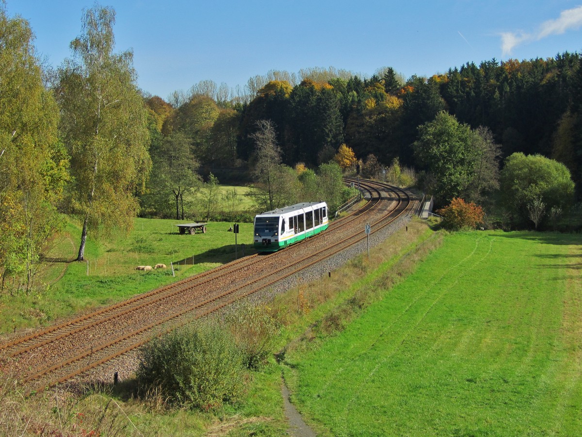 19.10.2013 13:28 VT 33 der Vogtlandbahn wegen SEV aus Oelsnitz (Vogtland) nach Plauen (Vogtland) Oberer Bahnhof kurz vor dem Bedarfshalt Pirk. 