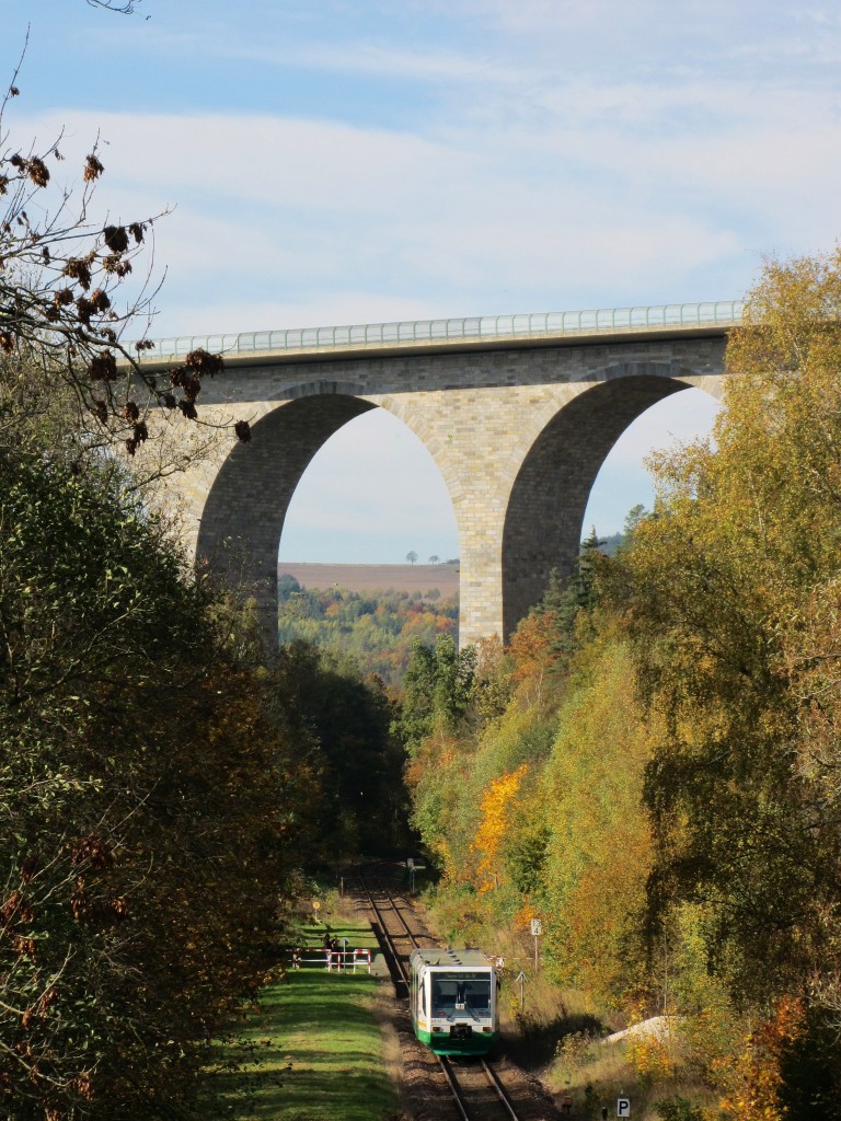 19.10.2013 13:29 VT 33 der Vogtlandbahn wegen SEV aus Oelsnitz (Vogtland) nach Plauen (Vogtland) Oberer Bahnhof vor der Kulisse der Elstertalbrcke am Bedarfshalt Pirk.