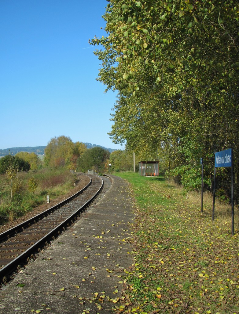 19.10.2014 14:01 Herbstlicher Haltepunkt Vojtanov obec an der Kursbuchstrecke 148 (Cheb ↔ Aš ↔ Hranice v Čechách).