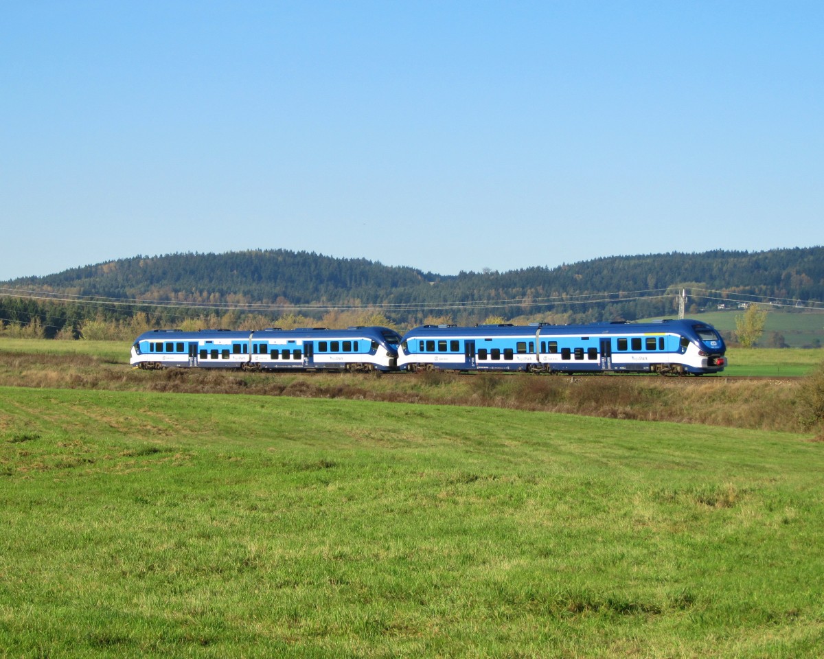 19.10.2014 14:31 Zwei unbekannte 844  RegioShark  der ČD als Personenzug (Os) aus Cheb nach Hranice v Čechách zwischen Vojtanov obec und Hazlov. 