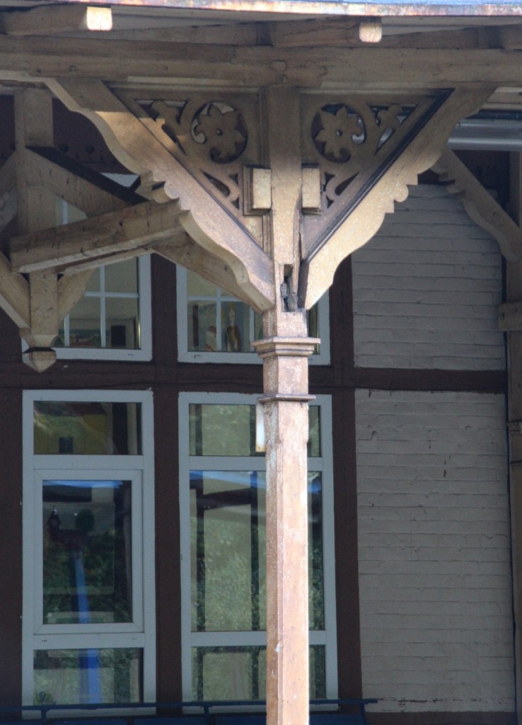 19.10.2014 Misdroy, schöner Pfeiler des Bahnsteigdaches