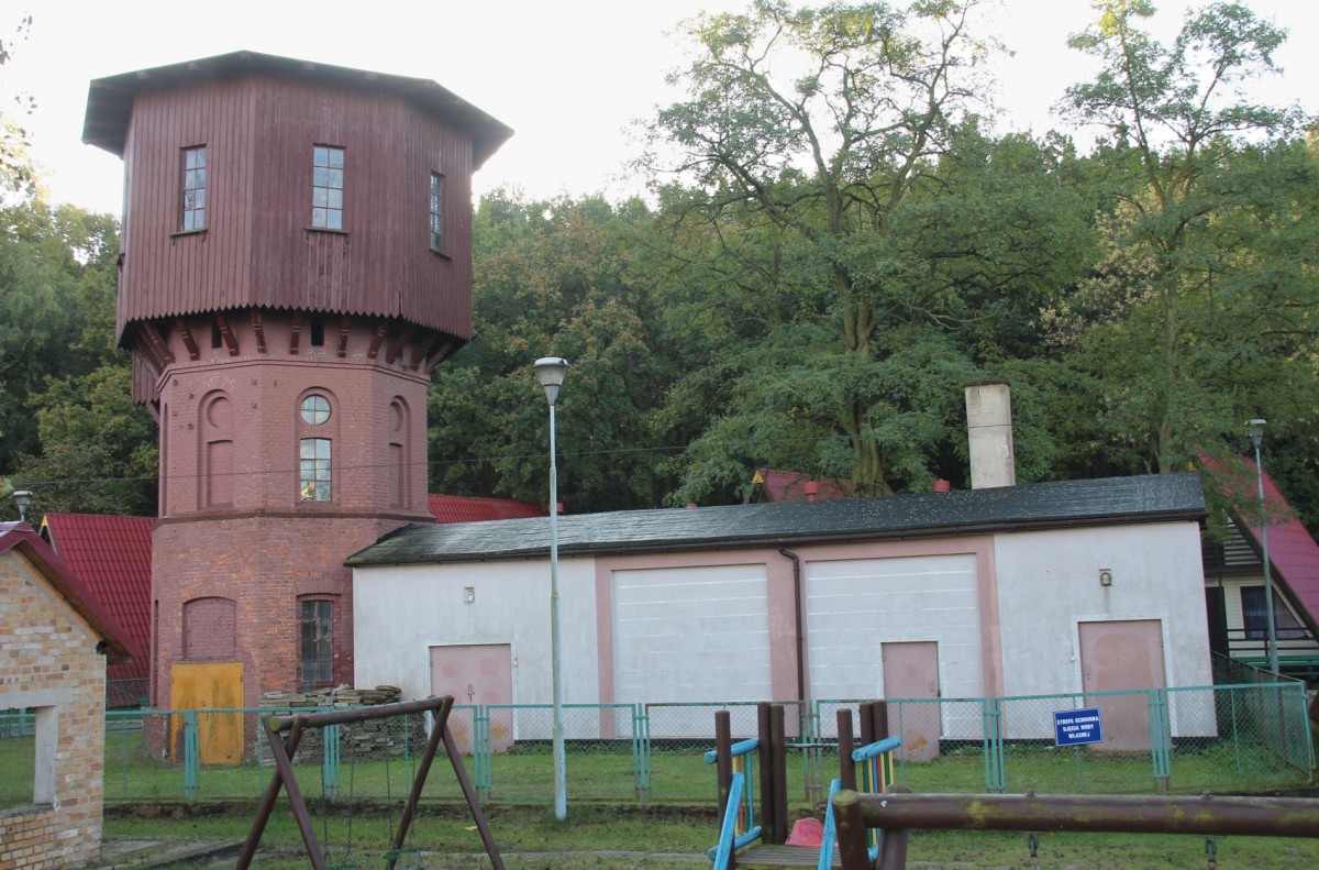 19.10.2014 Misdroy. Wasserturm auf ehem. Bahnhofsgelände, jetzt Ferienanlage (Finnhütten)
