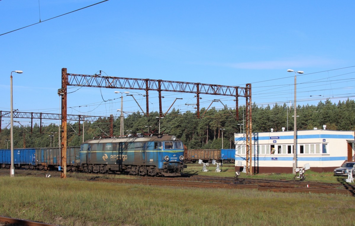 19.10.2014 Swinemünde Rangierbahnof. ET 22-1161 mit leerem Kohlezug bei der Abfahrt