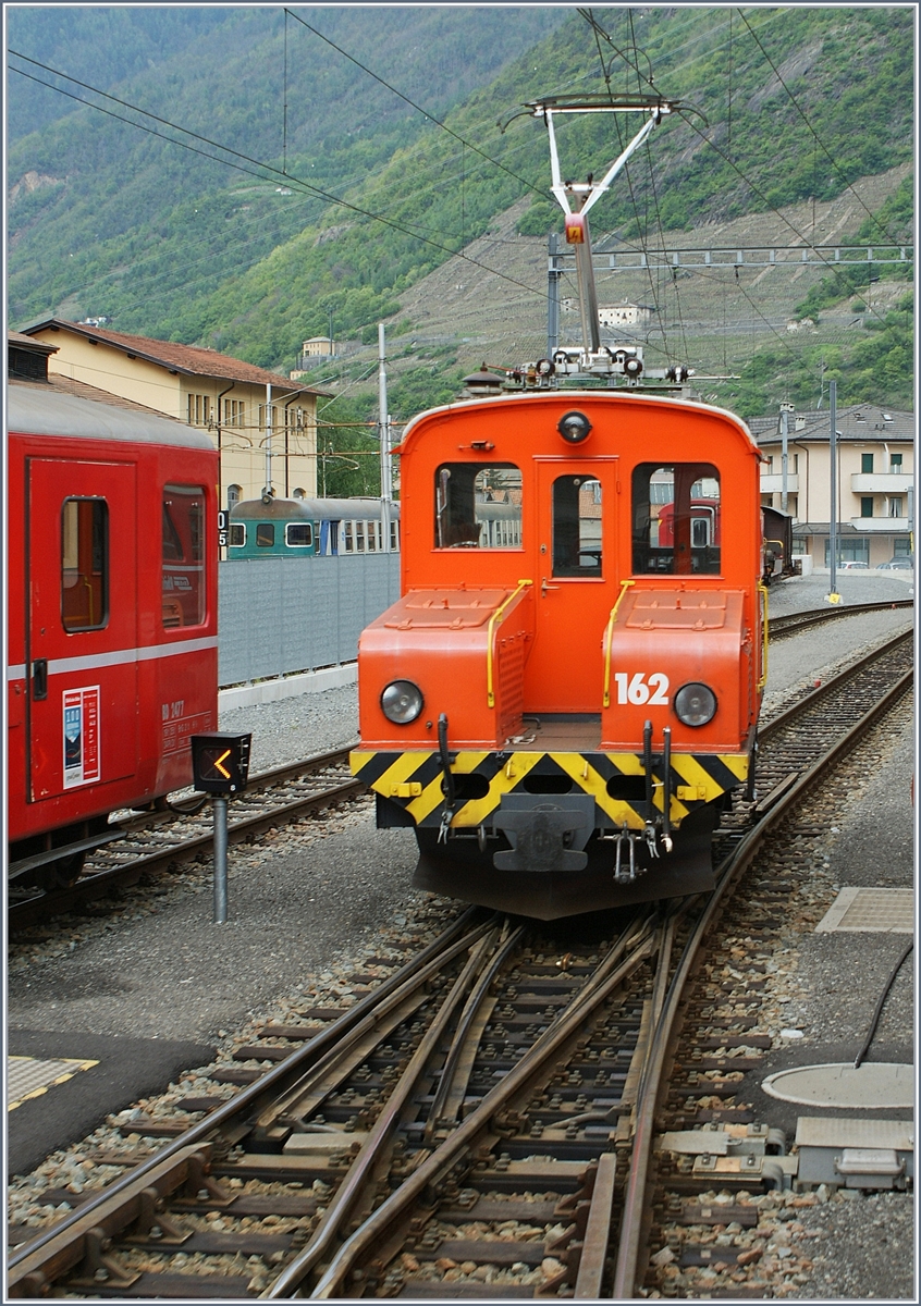 1911 von der Bernina als Vorspannlok Ge 2/2 62 beschafft, rangiert die RhB Ge 2/2 162 Asnin / Eselchen in Tirano und konnte vom Zug aus aufgenommen werden. Aus diesem Blickwinkel zeig sich sehr schön der für den Vorspandienst nötige Durchgang, der jedoch zwischenzeitlich nicht mehr benötigt wird und auch aus Sicherheitsgründen nicht mehr genutzt werden darf.

9. Mai 2010
