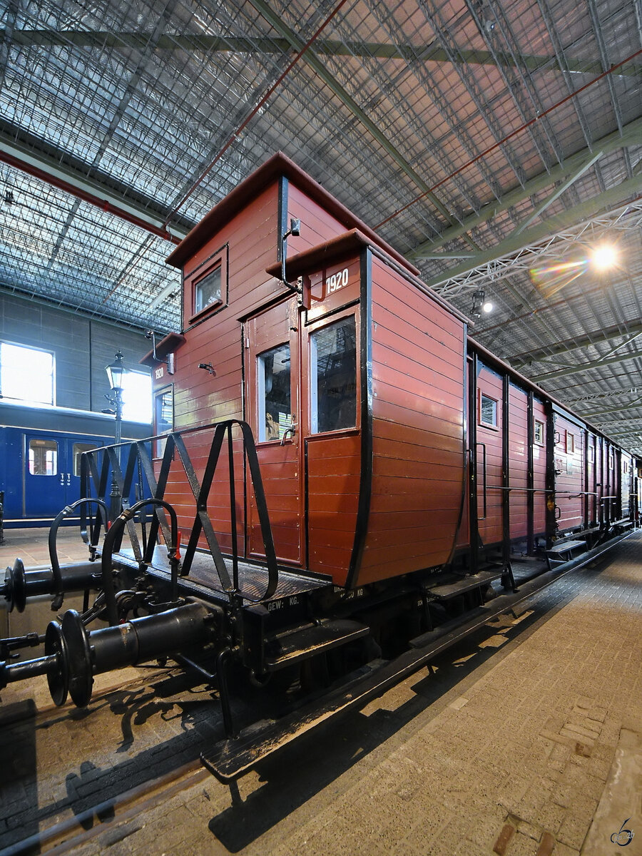 1914 von der Hannoverschen Waggonfabrik AG f�r den Einsatz auf niederl�ndischen Schnellzugverbindungen gebaut, entstammt  HSM D 1920  einer Serie von 55 Gep�ckwagen f�r die Hollandsche IJzeren Spoorweg-Maatschappij (HSM). (Eisenbahnmuseum Utrecht, September 2026)