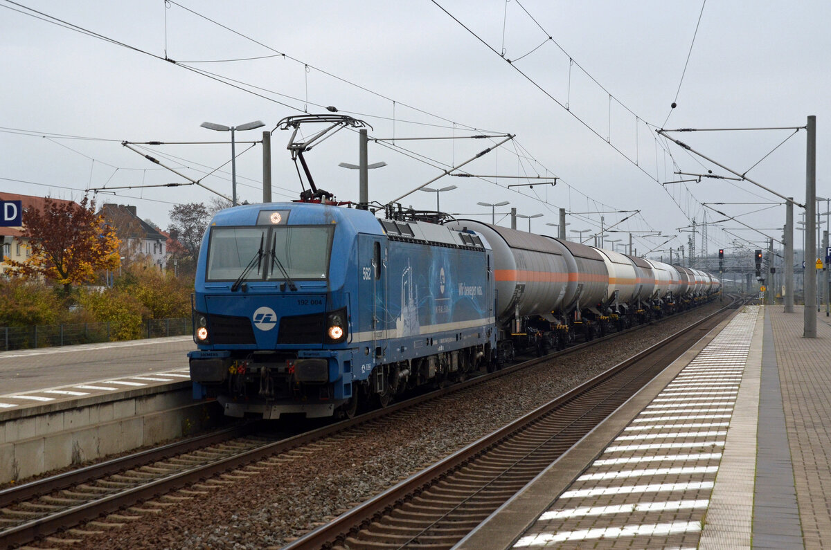192 004 der Infra Leuna führte am 13.11.22 einen Kesselwagenzug durch Bitterfeld Richtung Dessau.