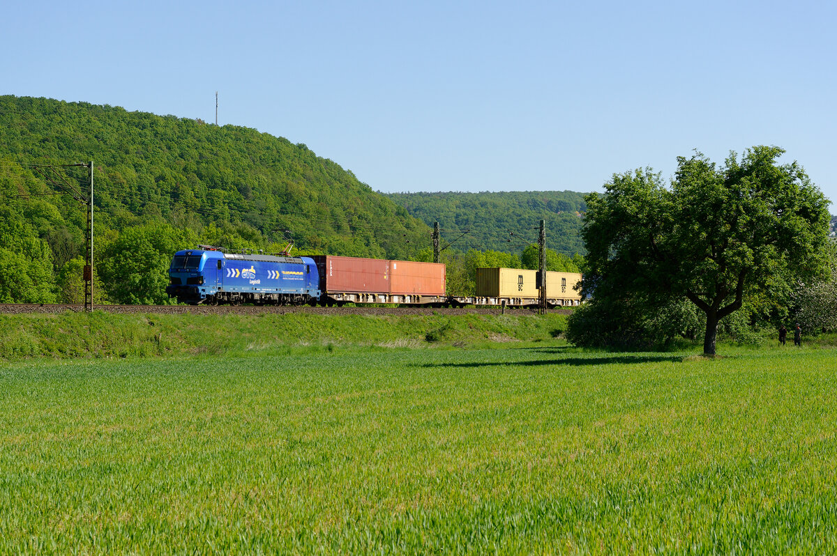 192 005 EVB mit einem Containerzug bei Wernfeld Richtung Würzburg, 07.05.2020
