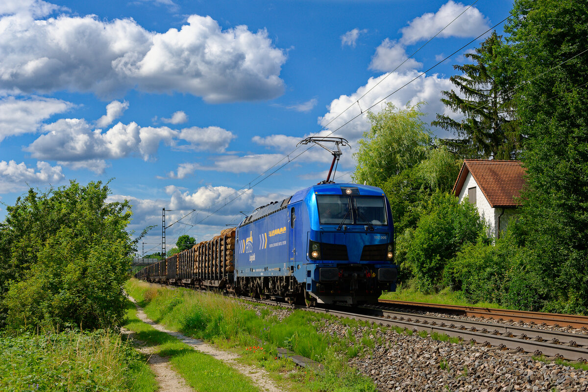 192 005 EVB mit einem Holzzug nach Hengersberg bei Postbauer-Heng, 03.07.2020