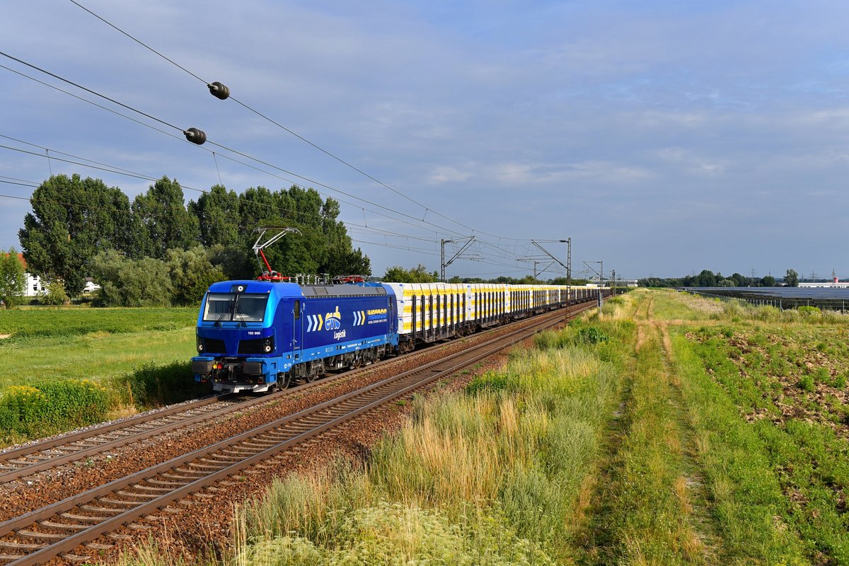 192 005 mit einem Schnittholzzug am 22.07.2019 bei Plattling. 