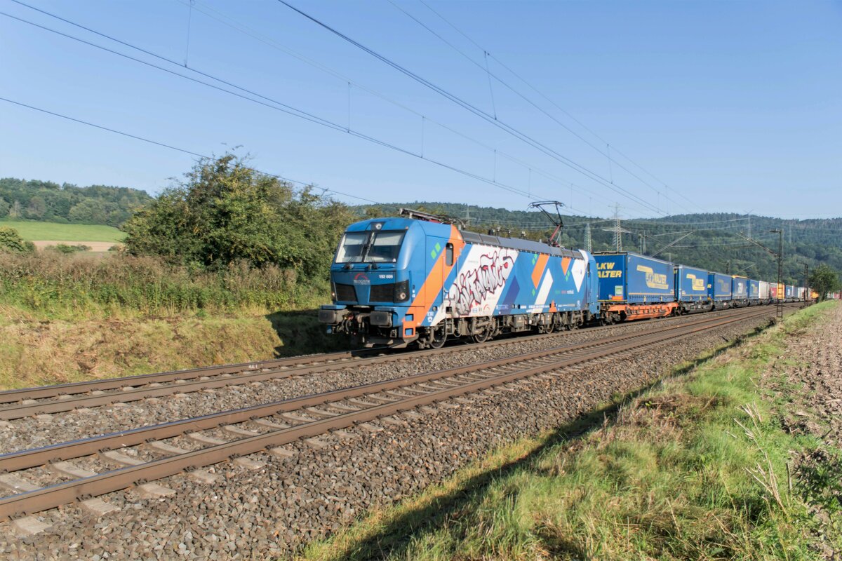 192 009-9 ist mit einen Walterzug in Richtung Süden unterwegs,Reilos am 08.09.2021