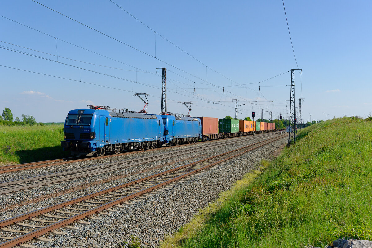 192 011 und 192 010 TXL mit einem Containerzug bei Herrnberchtheim Richtung Würzburg, 16.05.2020