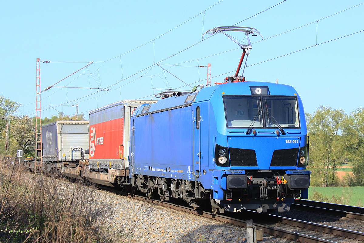 192 011-5 am 19.04.2020 nördlich von Salzderhelden am BÜ 75,1 in Richtung Hannover