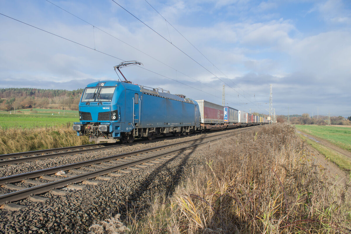 192 012-3 ist am 23.11.2021 bei Kerzell mit einem Aufliegerzug unterwegs.