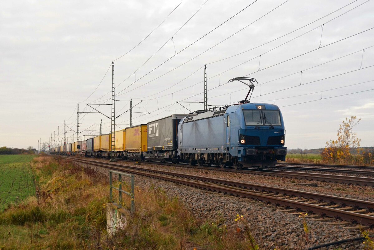 192 012 der Northrail schleppte am Morgen des 06.11.21 für TX einen KLV-Zug nach Rostock durch Radis Richtung Wittenberg.