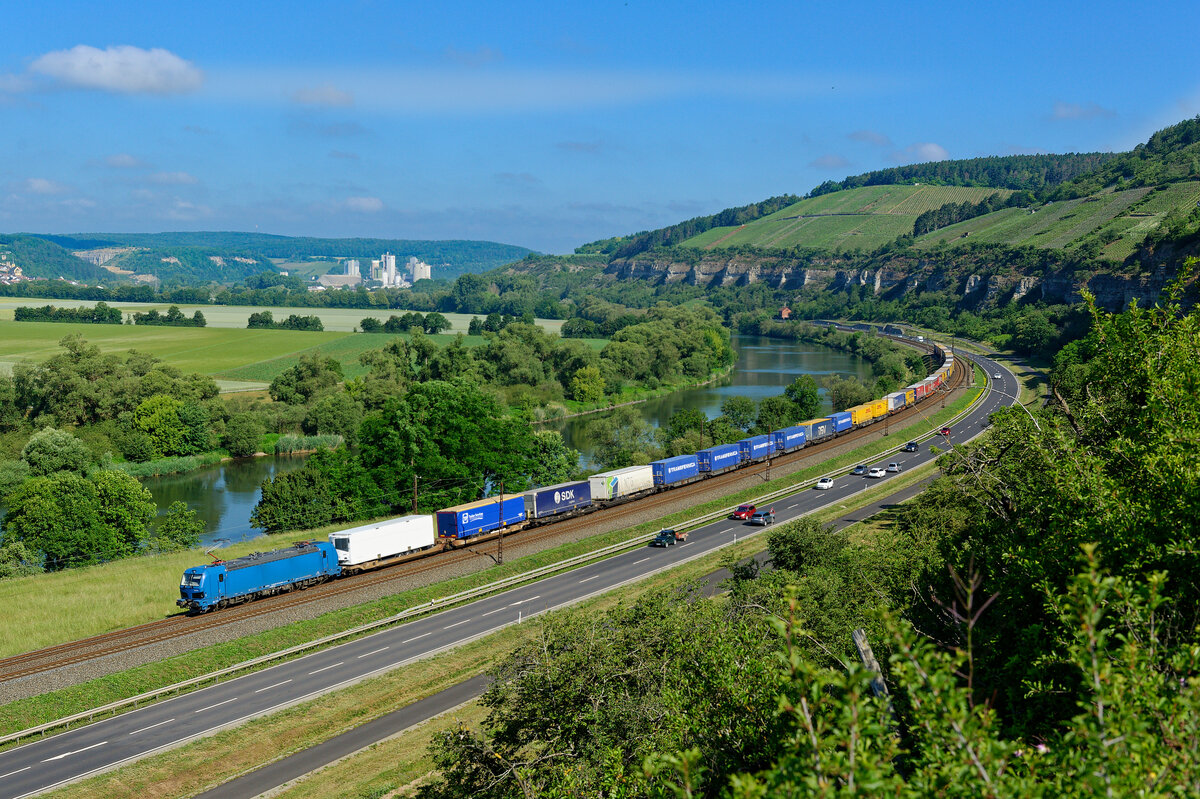 192 012 Northrail/TXL mit einem KLV-Zug bei Himmelstadt Richtung Würzburg, 12.06.2020