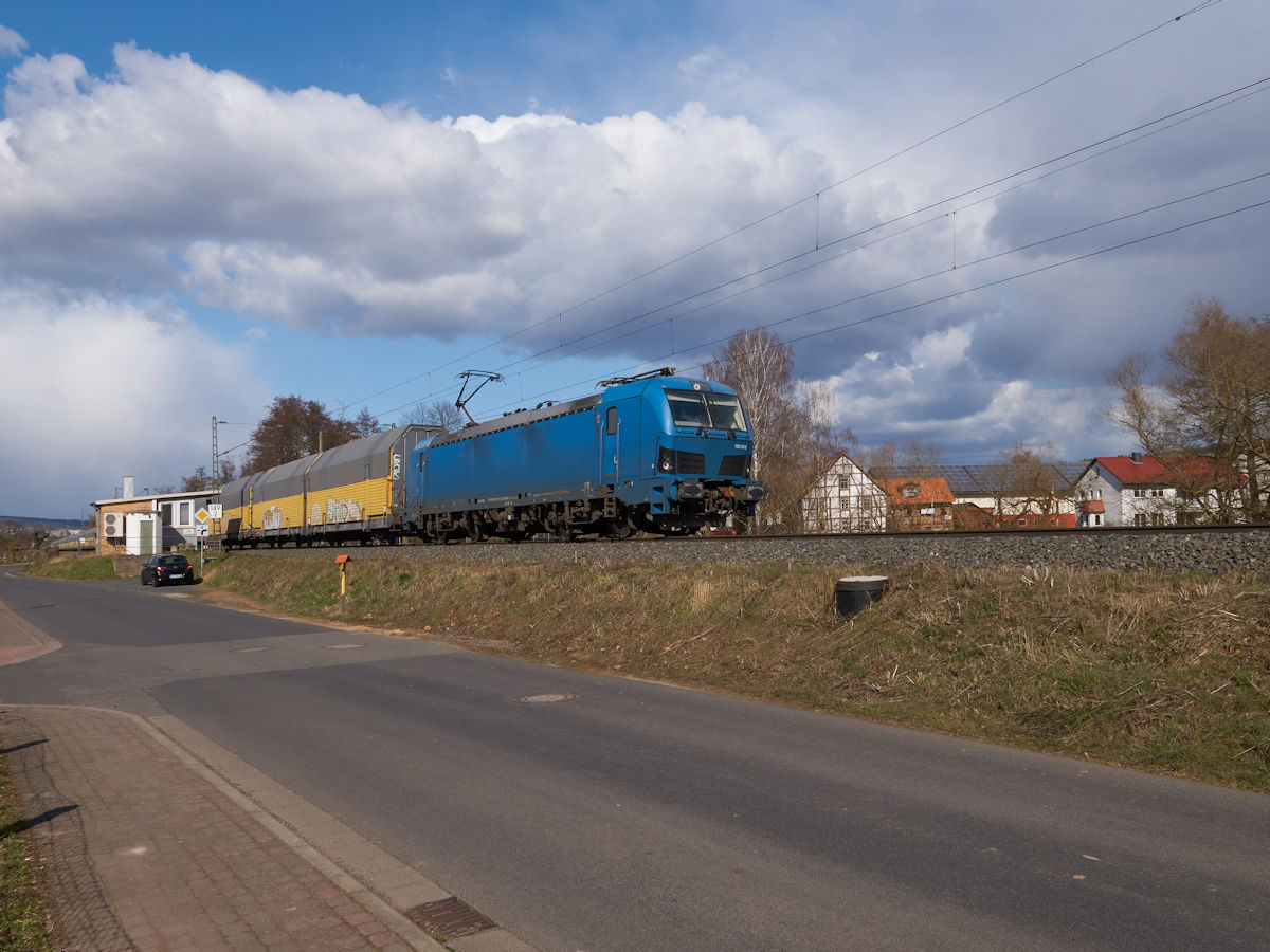 192 012 zog am 19.03.2022 einen Autozug mit geschlossenen Autotransportwagen über den Bahnübergang in Unterhaun. Dieser Bahnübergang wird aus einem Wärterhäuschen mit einer Handkurbel bedient.