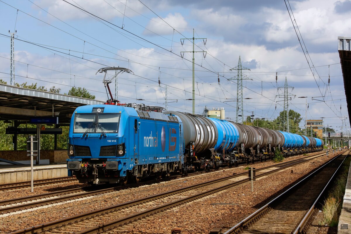 192 013 LEG/northrail mit Kesselzug in Berlin Sch�nefeld Flughafen, August 2023.