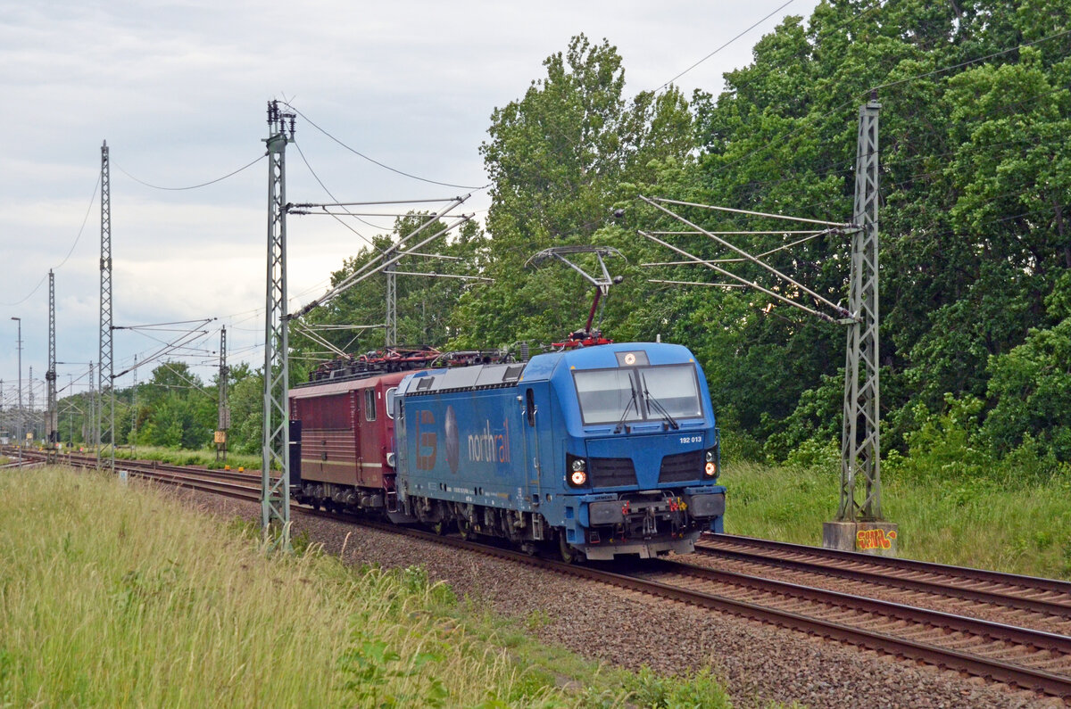 192 013 schleppte am 06.06.22 155 137 der LEG durch Muldenstein Richtung Bitterfeld.