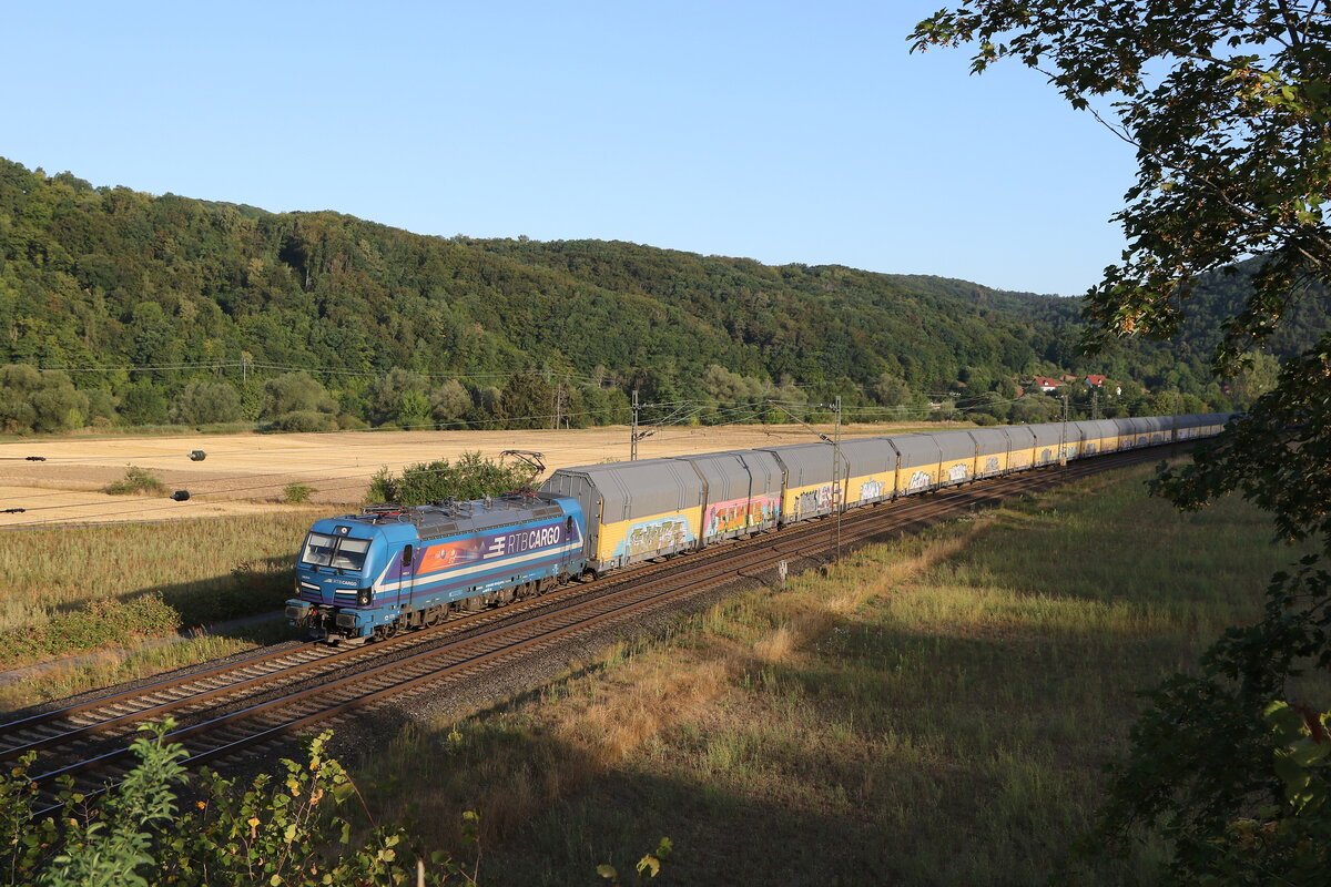 192 014 von  RTB-Cargo  mit einem Autozug am 6. August 2022 bei Harrbach am Main.