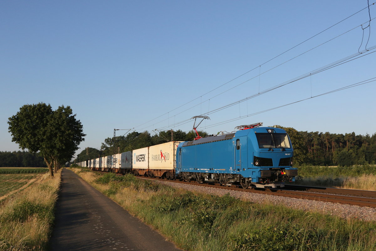 192 017 von  Northrail  mit einem Containerzug am 26. Juni 2020 bei Dörverden.