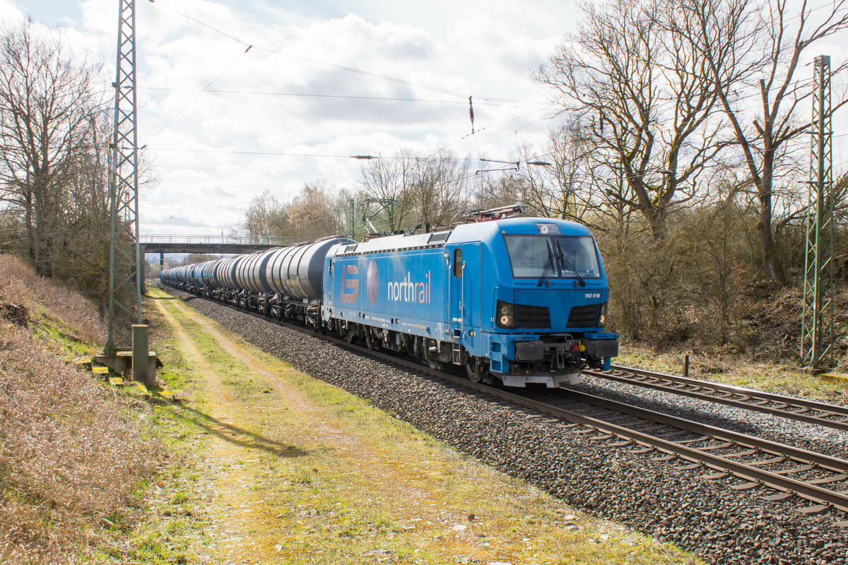 192 018-0 mit einem Kesselzug bei Kerzell in Richtung Bebra,22.03.2023