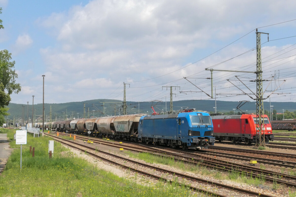 192 024 von DeltaRail war am 19.07.2021 mit einem Getreidezug in Saalfeld neben 185 319 (DB) mit Kesselzug zu sehen.